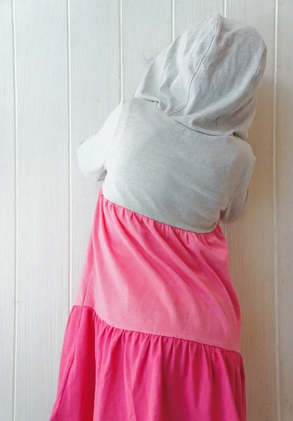 Kaputu giyen küçük kız arkası — Stok fotoğraf