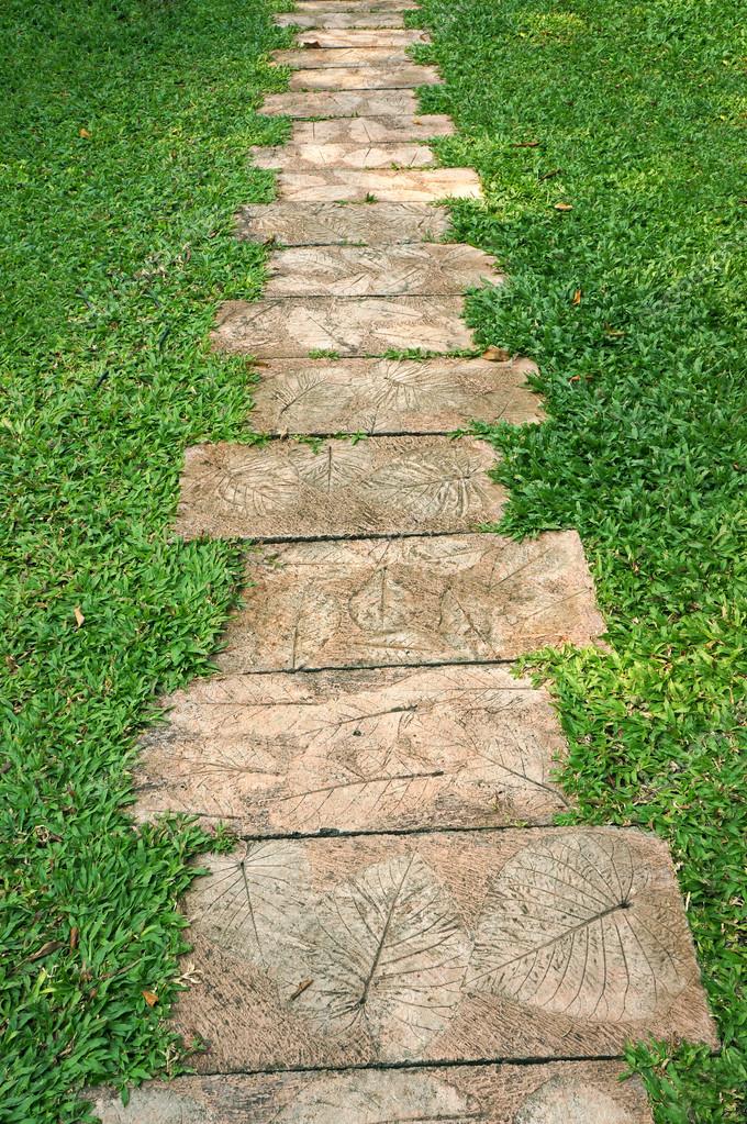 Naturstein Gehweg im Garten — Stockfoto © mimiandnanaa ...