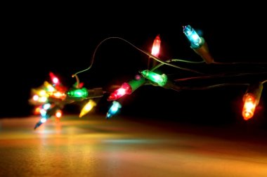 koyu arka plan üzerinde Noel ışıkları. Dekoratif çelenk