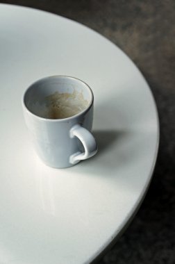 Beyaz yuvarlak masa üstünde boş kahve Kupası