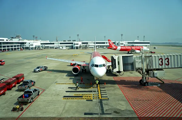 BANGKOK THAÏLANDE DEC 9 2013 : L'avion d'Air Asia prêt pour l'embarquement à Bangkok le 9 décembre 2013. Air Asia est l'une des entreprises prêtes pour l'ouverture d'AEC en desservant la majeure partie du pays en Asie — Photo