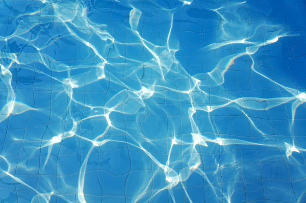 Água rasgada azul na piscina — Fotografia de Stock