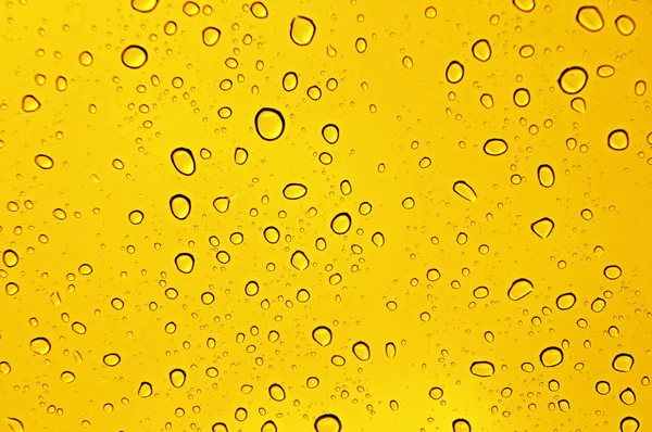 Νερό-σταγόνες σε κίτρινο — Φωτογραφία Αρχείου
