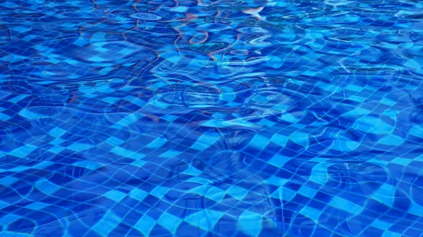 Eau bleue déchiré dans la piscine — Photo