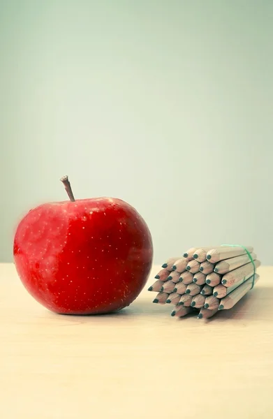 Kalemler ve Kırmızı elma — Stok fotoğraf