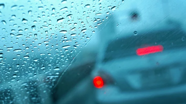 重点放在雨滴的车玻璃上的雨 — 图库照片