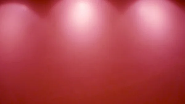 Leere rote Wand mit Lichtern — Stockfoto