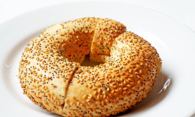 Beyaz bir arka plan üzerinde beyaz bir tabak taze pişmiş yemiyorsun