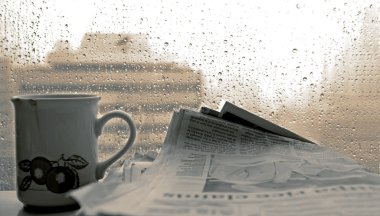 bir kahve-gazete ve pencere dışında yağmur