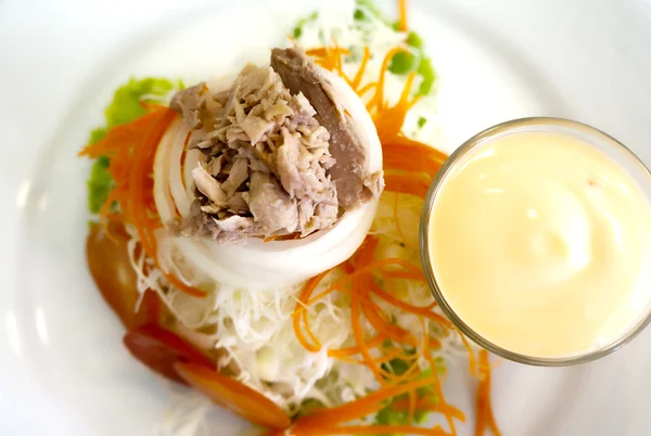 Свежеприготовленный салат из тунца — стоковое фото