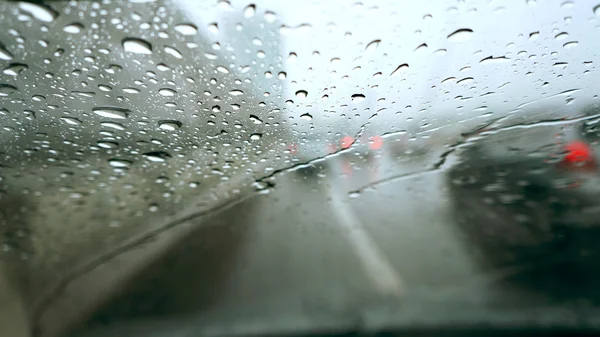 Chuva na janela da frente do carro — Fotografia de Stock