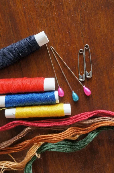 Sewing items with a vintage feel, thread, antique scissors, pins and buttons — Stock Photo, Image