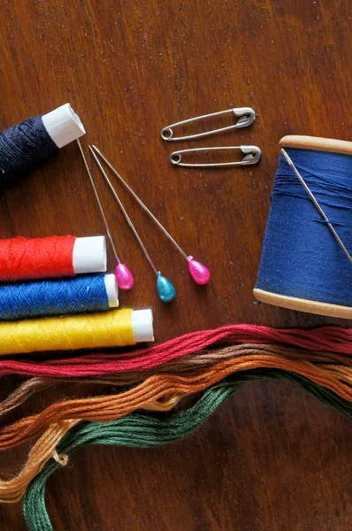 Sewing items with a vintage feel, thread, antique scissors, pins and buttons — Stock Photo, Image