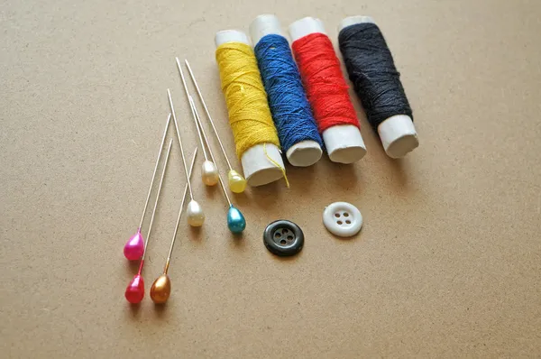 Швейные принадлежности: наперсток, нить на деревянном столе — стоковое фото