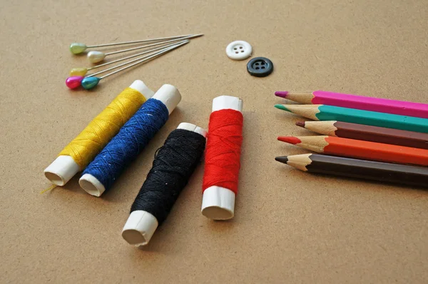 Sewing accessories: thimble, thread on a wooden table — Stock Photo, Image