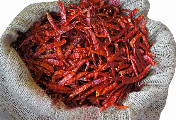 Lleno de chiles rojos picantes secos en un saco — Foto de Stock