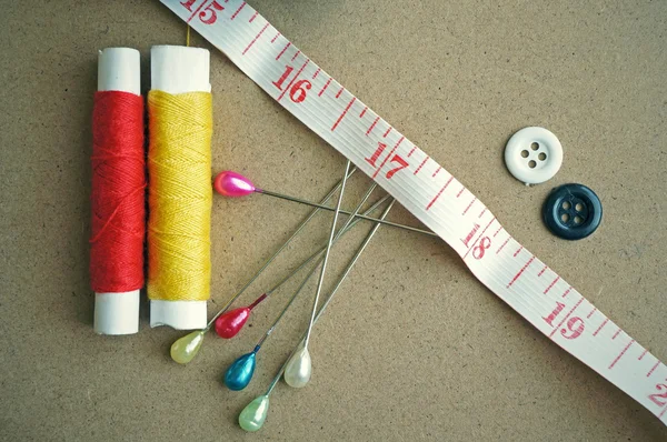 Tijeras de herramientas de coser, con hilo y agujas sobre fondo de madera — Foto de Stock