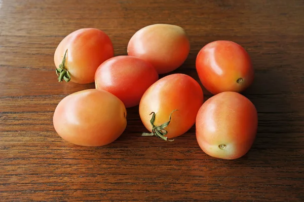 Tomater på en trä yta — Stockfoto