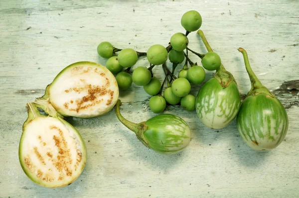 Green Tomatoes on wooden table — Stock Photo, Image