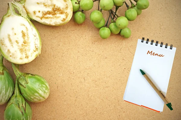 笔记本为绿色的番茄的食谱的 — 图库照片