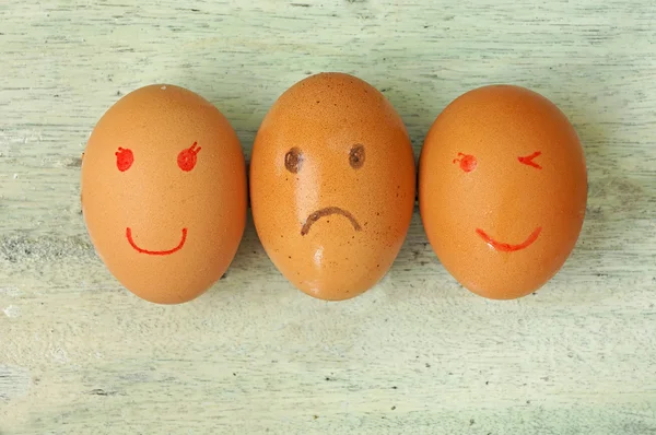 Tres huevos con caras de emoción — Foto de Stock