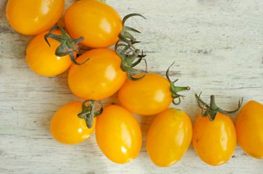 Ahşap arka planda kiraz domatesleri