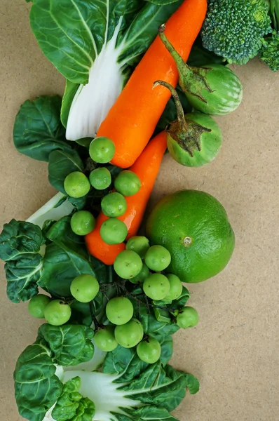 Sayuran organik segar pada meja vintage kayu — Stok Foto
