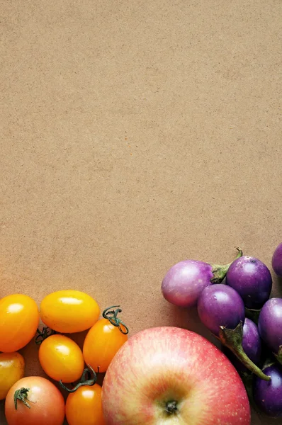 Kirschtomaten und Apfel auf Holzgrund — Stockfoto