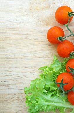 ahşap zemin üzerine domates taze marul salatası
