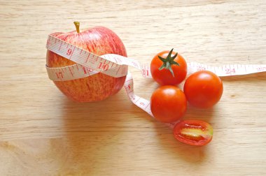 Kırmızı elma sarma mezura ve domates (diyet kavramı ile)