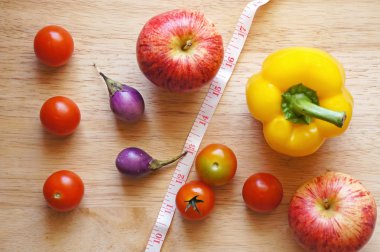 ahşap Komiteler çerçevesi zemin üzerine taze meyve