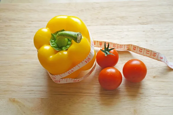 Sino de pimentão amarelo embrulho com torneira de medição e tomates (conceito de dieta ) — Fotografia de Stock