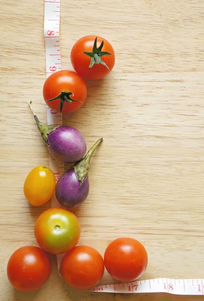 Tomat segar di kayu latar bingkai papan — Stok Foto