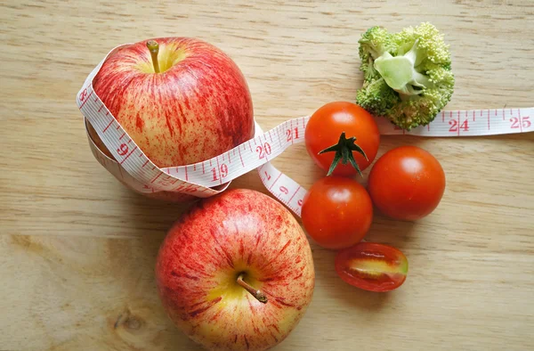 Dieta vegetal. Manzana con cinta métrica y tomates (concepto de dieta ) —  Fotos de Stock