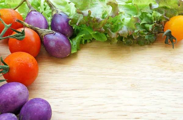 Vegetales mixtos en plato de madera —  Fotos de Stock