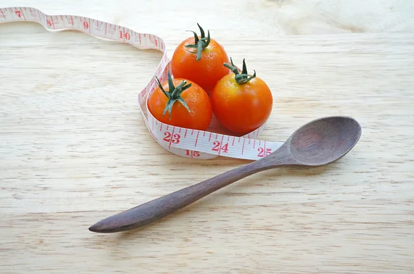 Envoltura de tomates cherry con cinta métrica (concepto de dieta ) —  Fotos de Stock