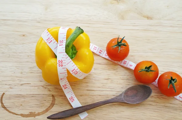 Žlutá paprika bell obtékání s měřením kohoutek a rajčaty (dieta koncepce) — Stock fotografie