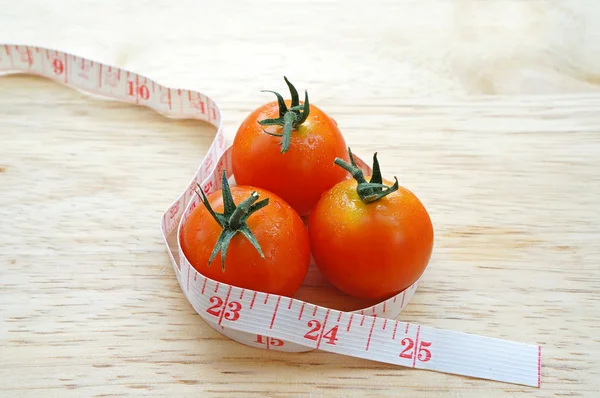 Envoltura de tomates cherry con cinta métrica (concepto de dieta ) —  Fotos de Stock