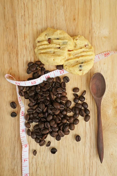 Laag vet cookies op houten tafel met koffiebonen — Stockfoto