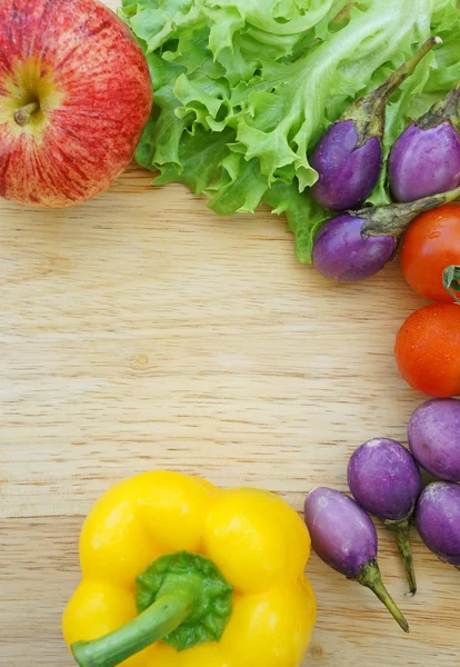 Vegetales mixtos en plato de madera —  Fotos de Stock