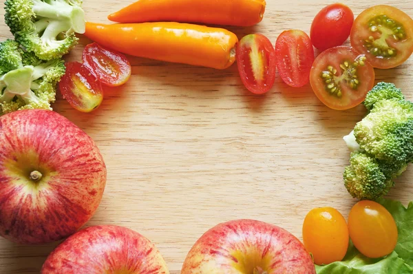 Healthy Organic Vegetables on a Wooden Background. Frame Design — Stock Photo, Image