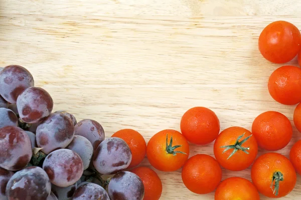 Rahmen aus Trauben und Tomaten — Stockfoto