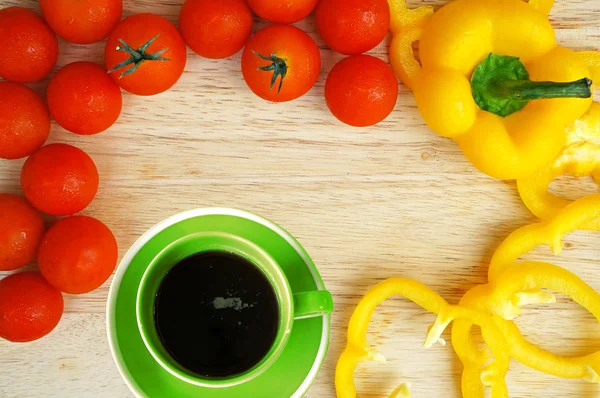 Verduras orgánicas saludables sobre un fondo de madera. Diseño de marco — Foto de Stock