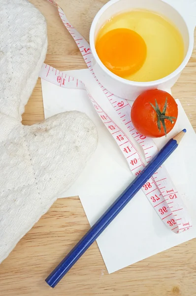 Grove, huevo y tomate con papel en blanco para la receta —  Fotos de Stock