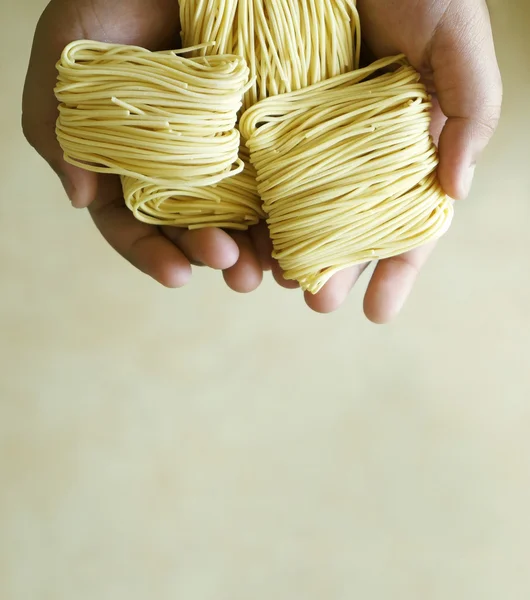 Noodle in de hand — Stockfoto