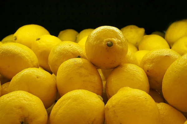 Exhibición colorida de limones en el mercado — Foto de Stock