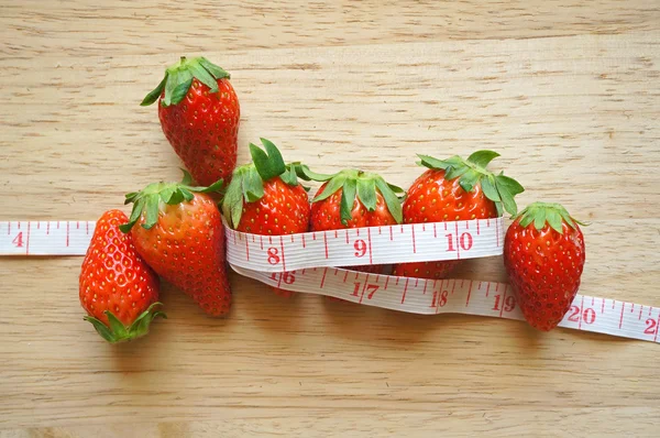 Fresas con cinta métrica, concepto de vida saludable —  Fotos de Stock