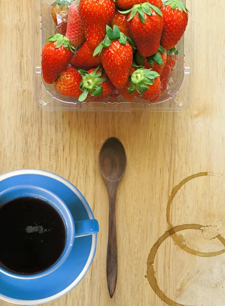 Blue coffee cup with fresh strawberries (top view) — Stock Photo, Image