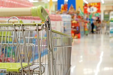 boş arka plan olarak süpermarket arabası
