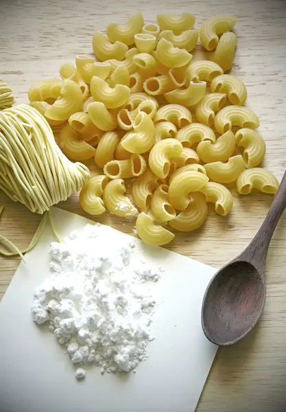 Zelfgemaakte noedels en pasta. — Stockfoto